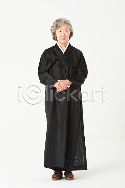 슬픔 60대 노년 노인여자한명만 여자 한국인 한명 JPG 앞모습 포토 누끼 상복 서기 스튜디오촬영 실내 실버라이프 애도 장례 장례식 전신 할머니 흰배경