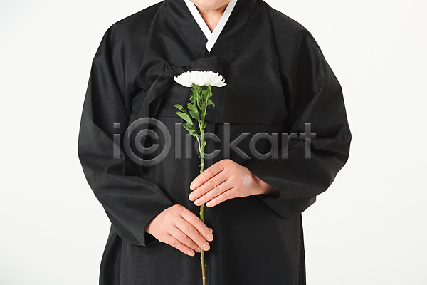 슬픔 60대 노년 노인여자한명만 여자 한국인 한명 JPG 근접촬영 앞모습 포토 국화 꽃 누끼 들기 상반신 상복 서기 스튜디오촬영 실내 실버라이프 애도 장례 장례식 할머니 흰배경