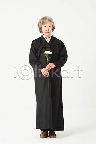 슬픔 60대 노년 노인여자한명만 여자 한국인 한명 JPG 앞모습 포토 국화 꽃 누끼 들기 상복 서기 스튜디오촬영 실내 실버라이프 애도 장례 장례식 전신 할머니 흰배경