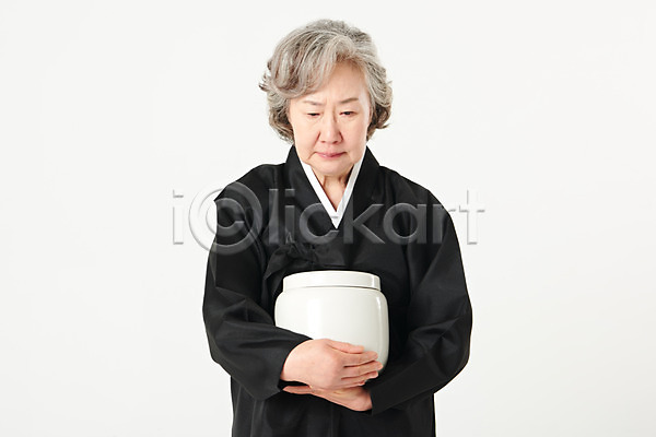 슬픔 60대 노년 노인여자한명만 여자 한국인 한명 JPG 앞모습 포토 누끼 들기 상반신 상복 서기 스튜디오촬영 실내 실버라이프 애도 유골함 장례 장례식 할머니 화장식 흰배경