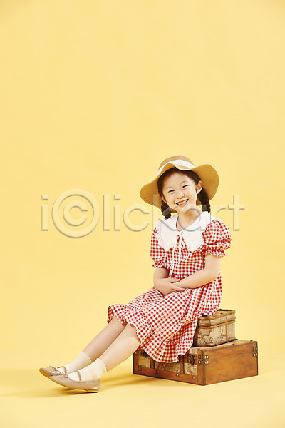 즐거움 휴식 소녀(어린이) 소녀한명만 어린이 여자 한국인 한명 JPG 앞모습 포토 노란배경 미소(표정) 스튜디오촬영 앉기 여행 여행가방 전신 취미