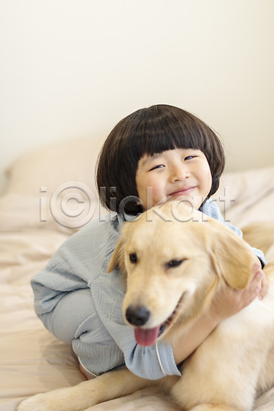 다정 즐거움 행복 화목 남자 소년한명만 어린이 한국인 한명 JPG 앞모습 포토 강아지 골든리트리버 미소(표정) 반려 반려견 반려동물 전신 침대 침실 포옹 한마리