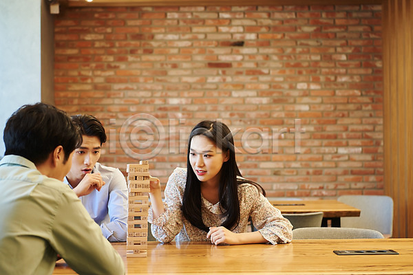 즐거움 협력 휴식 20대 남자 성인 성인만 세명 여자 한국인 JPG 뒷모습 앞모습 포토 게임 보드게임 비즈니스 비즈니스맨 비즈니스우먼 상반신 실내 앉기 젠가 직장 회사 회의실