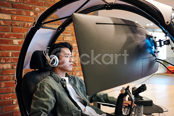 즐거움 집중 협력 휴식 20대 남자 성인 성인남자한명만 한국인 한명 JPG 포토 게임 비즈니스 비즈니스맨 상반신 실내 앉기 직장 컴퓨터게임 헤드셋 회사 회의실