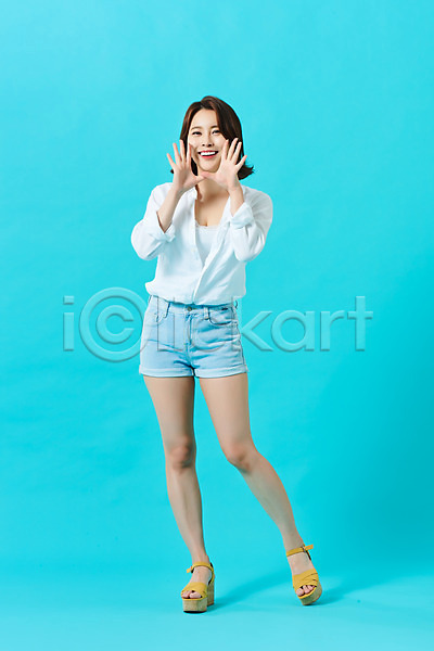 20대 성인 성인여자한명만 여자 한국인 한명 JPG 앞모습 포토 다이어트 미소(표정) 바캉스 뷰티 스튜디오촬영 실내 여름(계절) 여름휴가 외침 의료성형뷰티 전신 파란배경 휴가