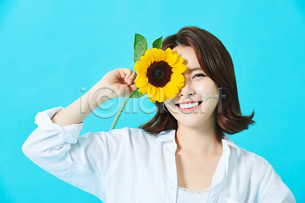 20대 성인 성인여자한명만 여자 한국인 한명 JPG 앞모습 포토 꽃 다이어트 들기 미소(표정) 바캉스 뷰티 상반신 스튜디오촬영 식물 실내 여름(계절) 여름휴가 의료성형뷰티 파란배경 해바라기 휴가