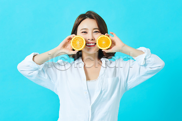 상큼 20대 성인 성인여자한명만 여자 한국인 한명 JPG 앞모습 포토 과일 다이어트 들기 미소(표정) 바캉스 뷰티 상반신 스튜디오촬영 실내 여름(계절) 여름휴가 오렌지 의료성형뷰티 파란배경 휴가
