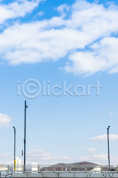 사람없음 JPG 포토 겨울 구름(자연) 다리(건축물) 뭉게구름 백그라운드 야외 육교 자연 조형물 주간 풍경(경치) 하늘 하늘색 햇빛