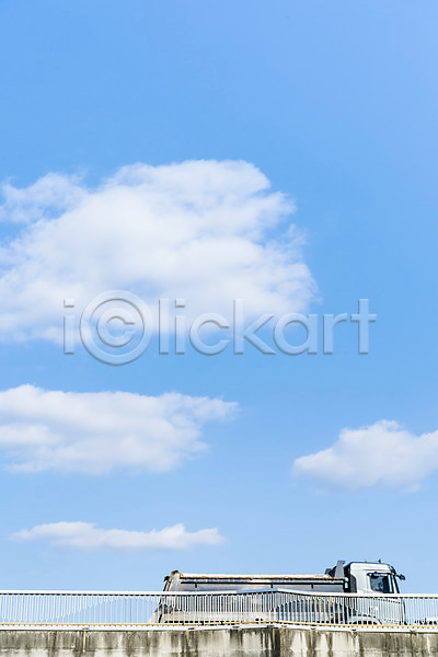 사람없음 JPG 포토 겨울 구름(자연) 다리(건축물) 뭉게구름 백그라운드 야외 육교 자연 조형물 주간 중장비 트럭 풍경(경치) 하늘 하늘색 햇빛