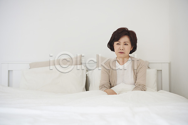 변화 50대 여자 중년 중년여자한명만 한국인 한명 JPG 앞모습 포토 갱년기 상반신 생각 실내 앉기 우울증 침대 침실 호르몬 흰색