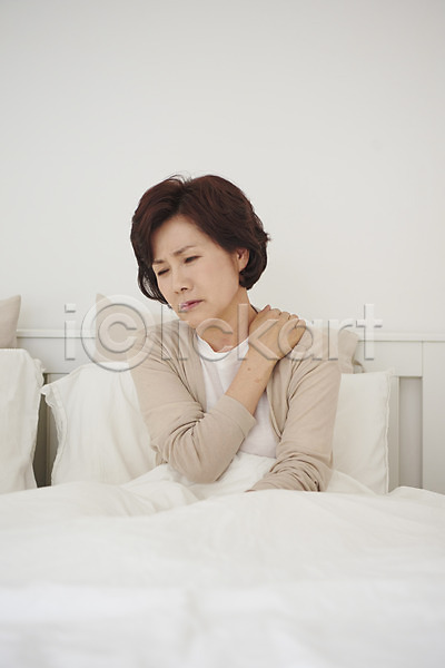 고통 변화 50대 여자 중년 중년여자한명만 한국인 한명 JPG 앞모습 포토 갱년기 상반신 실내 앉기 어깨 어깨통증 우울증 침대 침실 호르몬 흰색