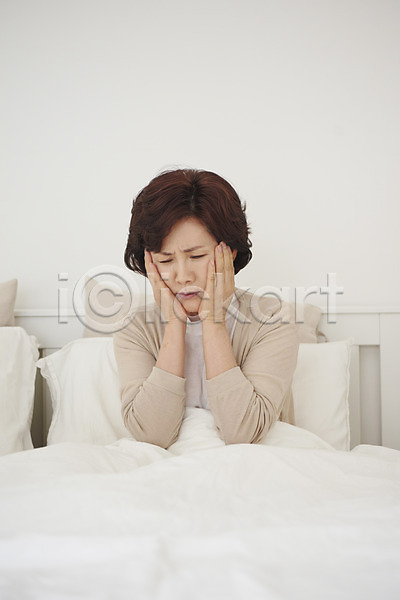변화 50대 여자 중년 중년여자한명만 한국인 한명 JPG 앞모습 포토 갱년기 만지기 상반신 실내 앉기 얼굴 우울증 침대 침실 호르몬 흰색