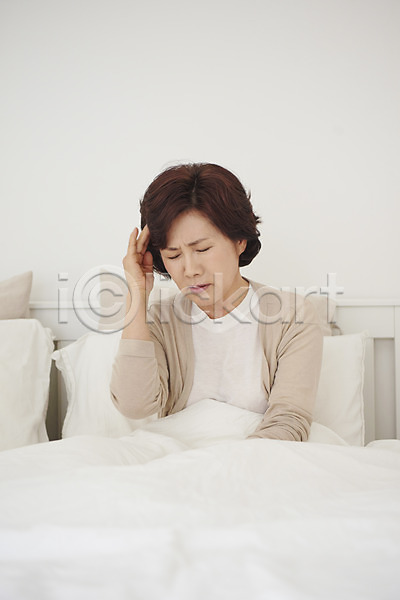 변화 50대 여자 중년 중년여자한명만 한국인 한명 JPG 앞모습 포토 갱년기 두통 상반신 실내 앉기 우울증 침대 침실 호르몬 흰색