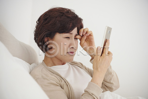 변화 50대 여자 중년 중년여자한명만 한국인 한명 JPG 옆모습 포토 갱년기 상반신 스마트폰 실내 앉기 우울증 침대 침실 호르몬 흰색