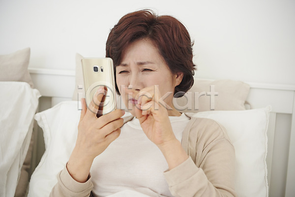 변화 50대 여자 중년 중년여자한명만 한국인 한명 JPG 앞모습 포토 갱년기 상반신 스마트폰 실내 앉기 우울증 침대 침실 터치 호르몬 흰색