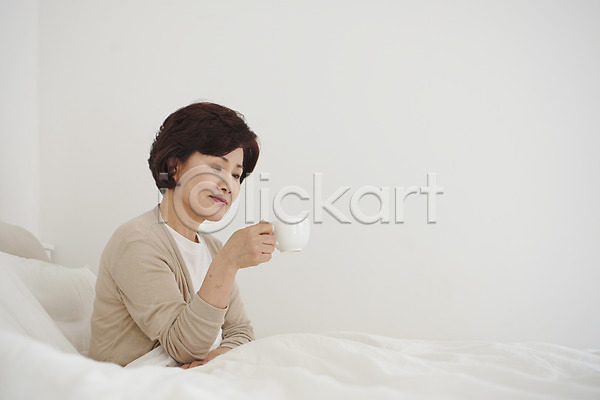 변화 행복 50대 여자 중년 중년여자한명만 한국인 한명 JPG 옆모습 포토 갱년기 들기 상반신 실내 앉기 침대 침실 커피 호르몬 흰색