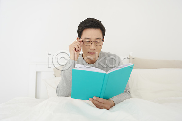 고민 변화 50대 남자 중년 중년남자한명만 한국인 한명 JPG 앞모습 포토 독서 들기 상반신 생각 실내 안경 앉기 책 취미 침대 침실 흰색