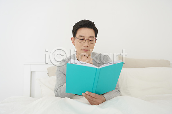고민 변화 50대 남자 중년 중년남자한명만 한국인 한명 JPG 앞모습 포토 독서 상반신 생각 실내 안경 앉기 책 취미 침대 침실 흰색