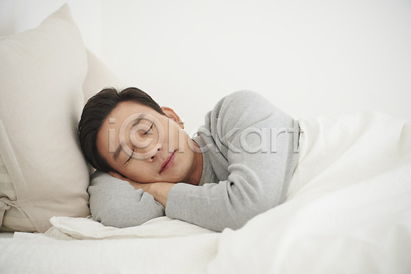 피곤 50대 남자 중년 중년남자한명만 한국인 한명 JPG 앞모습 포토 눕기 상반신 숙면 실내 잠 침대 침실 호르몬 흰색