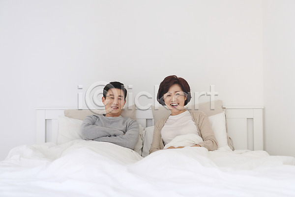 행복 50대 남자 두명 여자 중년 중년만 한국인 JPG 앞모습 포토 갱년기 미소(표정) 부부 상반신 실내 앉기 중년부부 침대 침실 흰색