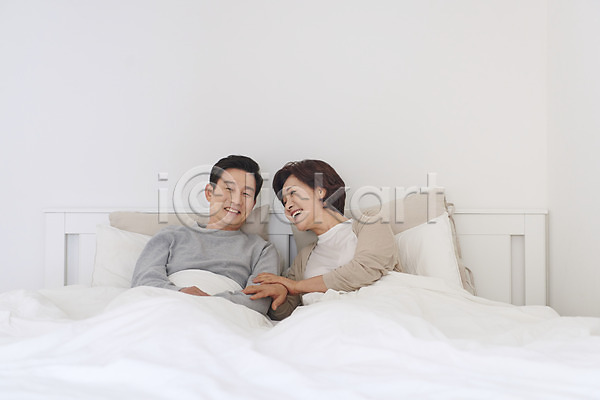 행복 50대 남자 두명 여자 중년 중년만 한국인 JPG 앞모습 포토 갱년기 미소(표정) 부부 상반신 실내 앉기 중년부부 침대 침실 흰색