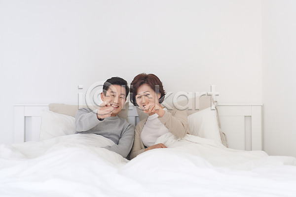 행복 50대 남자 두명 여자 중년 중년만 한국인 JPG 앞모습 포토 가리킴 갱년기 미소(표정) 부부 상반신 실내 앉기 중년부부 침대 침실 흰색