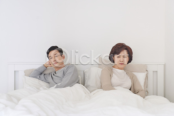 고민 50대 남자 두명 여자 중년 중년만 한국인 JPG 앞모습 포토 갱년기 대화 부부 상반신 실내 싸움 앉기 중년부부 침대 침실 흰색