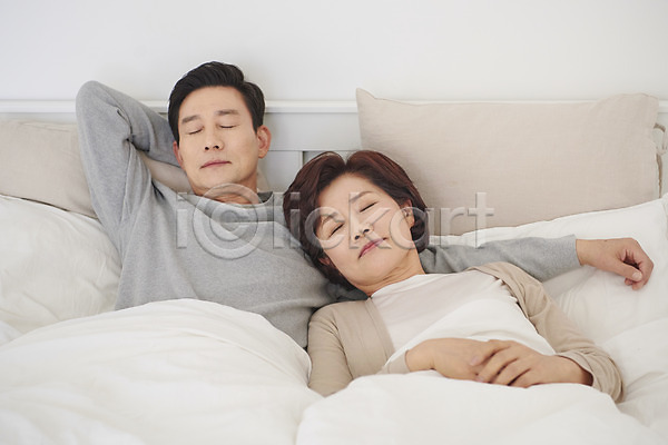 50대 남자 두명 여자 중년 중년만 한국인 JPG 앞모습 포토 갱년기 눕기 부부 상반신 숙면 실내 잠 중년부부 침대 침실 팔베개 흰색