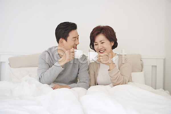 행복 50대 남자 두명 여자 중년 중년만 한국인 JPG 앞모습 포토 갱년기 건배 들기 마시기 미소(표정) 부부 상반신 실내 앉기 중년부부 침대 침실 커피 흰색