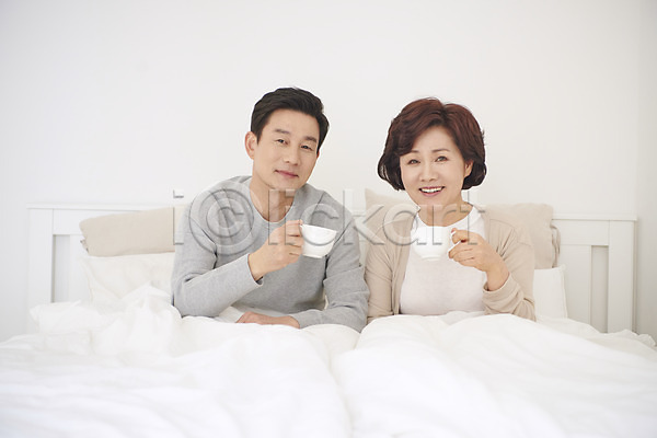 행복 50대 남자 두명 여자 중년 중년만 한국인 JPG 앞모습 포토 갱년기 들기 마시기 미소(표정) 부부 상반신 실내 앉기 중년부부 침대 침실 커피 흰색