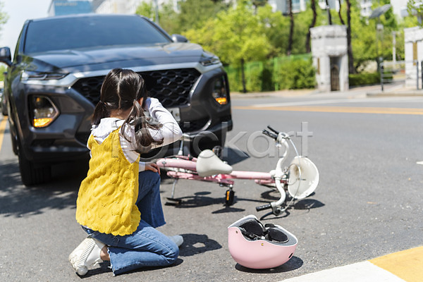 소녀(어린이) 소녀한명만 어린이 여자 한국인 한명 JPG 뒷모습 포토 교통사고 넘어짐 놀이 보호장비 안전사고 야외 어린이보호구역 자전거 전신 주간 헬멧