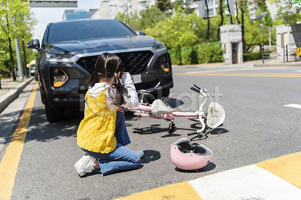 소녀(어린이) 소녀한명만 어린이 여자 한국인 한명 JPG 뒷모습 포토 교통사고 넘어짐 놀이 보호장비 안전사고 야외 어린이보호구역 자전거 전신 주간 헬멧