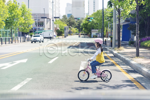 위험 소녀(어린이) 소녀한명만 어린이 여자 한국인 한명 JPG 옆모습 포토 무단 무단횡단 보호장비 안전사고 야외 어린이보호구역 자전거 전신 주간