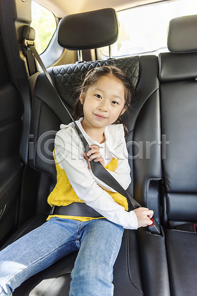 보호 소녀(어린이) 소녀한명만 어린이 여자 한국인 한명 JPG 앞모습 포토 사고예방 상반신 안전 안전벨트 안전사고 앉기 야외 어린이안전 자동차 주간