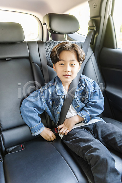 보호 남자 소년 소년한명만 어린이 한국인 한명 JPG 앞모습 포토 사고예방 상반신 안전 안전벨트 안전사고 야외 어린이안전 자동차 주간