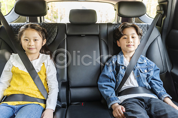 보호 남자 두명 소녀(어린이) 소년 어린이 어린이만 여자 한국인 JPG 앞모습 포토 사고예방 상반신 안전 안전벨트 안전사고 앉기 야외 어린이안전 자동차 주간
