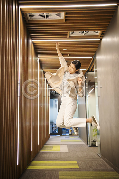 기쁨 자신감 즐거움 협력 희망 20대 성인여자한명만 여자 한국인 한명 JPG 앞모습 포토 비즈니스 비즈니스우먼 실내 전신 점프 창업