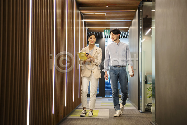 협력 20대 30대 남자 두명 성인만 여자 한국인 JPG 앞모습 포토 걷기 대화 들기 문서 비즈니스 비즈니스맨 비즈니스우먼 실내 전신 창업 회의