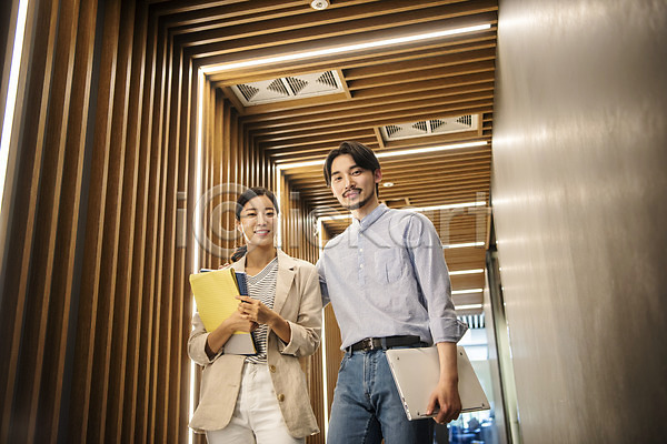 협력 20대 30대 남자 두명 성인만 여자 한국인 JPG 로우앵글 앞모습 포토 노트북 들기 미소(표정) 비즈니스 비즈니스맨 비즈니스우먼 상반신 서기 실내 창업 회의