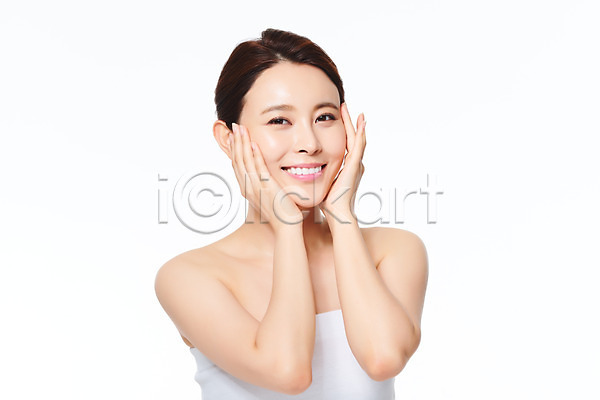 순수 20대 성인 성인여자한명만 여자 한국인 한명 JPG 앞모습 포토 관리 미소(표정) 바르기 뷰티 상반신 성형수술 스튜디오촬영 실내 의료성형뷰티 피부 피부관리 화장 화장품 흰배경