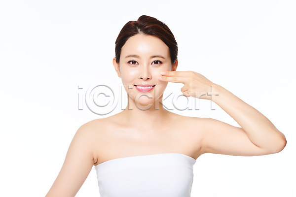 순수 20대 성인 성인여자한명만 여자 한국인 한명 JPG 앞모습 포토 관리 미소(표정) 바르기 뷰티 상반신 성형수술 스튜디오촬영 실내 의료성형뷰티 피부 피부관리 화장 화장품 흰배경