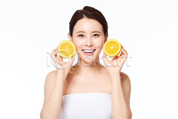 상큼 순수 20대 성인 성인여자한명만 여자 한국인 한명 JPG 앞모습 포토 과일 관리 들기 미소(표정) 뷰티 상반신 성형수술 스튜디오촬영 실내 오렌지 의료성형뷰티 피부 피부관리 화장 화장품 흰배경