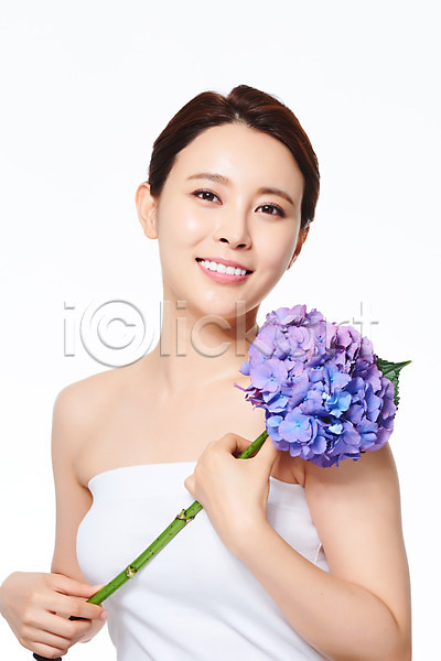 순수 20대 성인 성인여자한명만 여자 한국인 한명 JPG 앞모습 포토 관리 꽃 들기 미소(표정) 뷰티 상반신 성형수술 수국 스튜디오촬영 실내 의료성형뷰티 피부 피부관리 화장 화장품 흰배경
