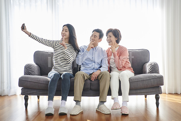 다정 함께함 화목 30대 50대 남자 성인 세명 여자 중년 한국인 JPG 앞모습 포토 가족 거실 들기 딸 셀프카메라 소파 스마트폰 실내 아빠 앉기 엄마 전신