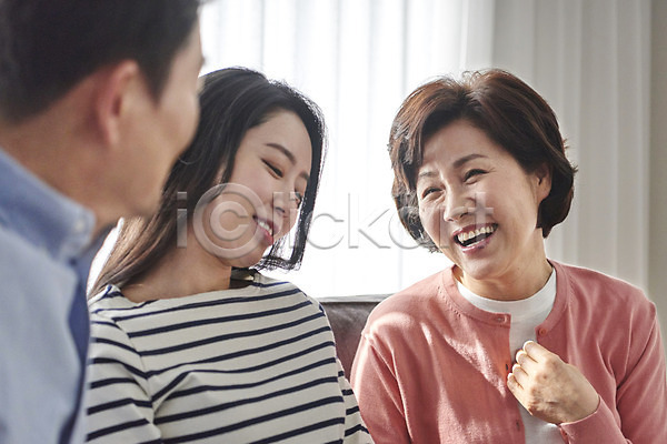 다정 즐거움 함께함 행복 화목 30대 50대 남자 성인 세명 여자 중년 한국인 JPG 앞모습 포토 가족 거실 대화 미소(표정) 상반신 소파 실내 아빠 앉기 엄마 자녀