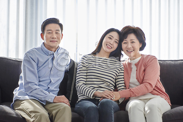 다정 함께함 행복 화목 30대 50대 남자 성인 세명 여자 중년 한국인 JPG 앞모습 포토 가족 거실 기댐 미소(표정) 상반신 소파 실내 아빠 앉기 엄마 자녀
