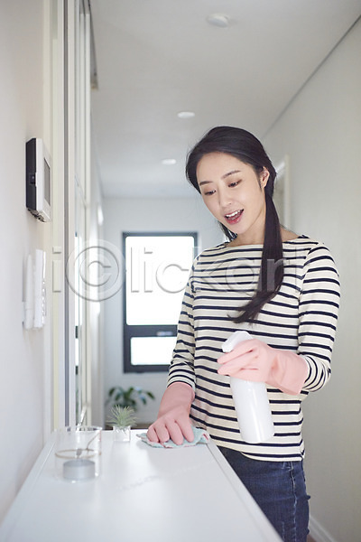 30대 성인여자한명만 여자 한국인 한명 JPG 앞모습 포토 걸레 고무장갑 닦기 대청소 미소(표정) 뿌리기 상반신 서기 선반 소독 스프레이 실내 청결 청소