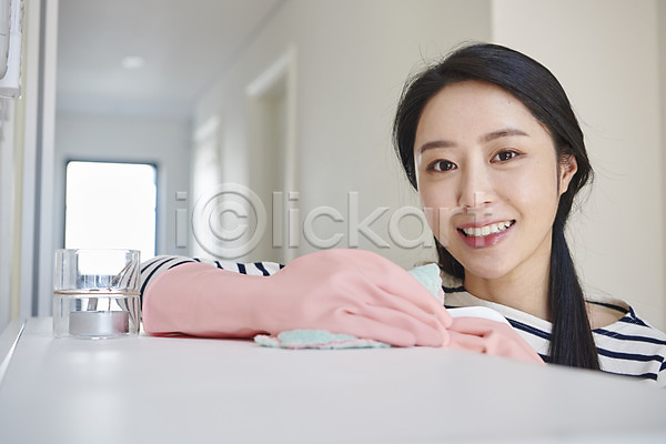 30대 성인여자한명만 여자 한국인 한명 JPG 앞모습 포토 걸레 고무장갑 닦기 대청소 미소(표정) 상반신 선반 소독 실내 청결 청소