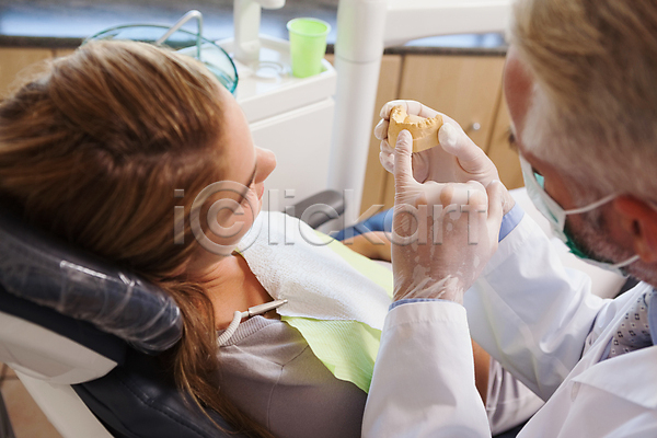 20대 50대 남자 두명 백인 성인 여자 중년 JPG 포토 해외이미지 가리킴 건강관리 검사(조사) 병원 보여주기 설명 실내 입 치과 치과용품 치과의사 해외202007 환자
