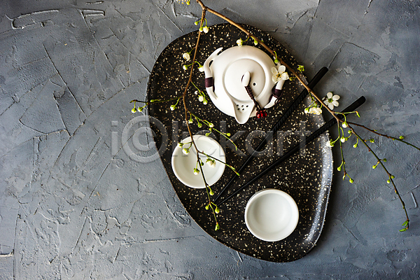 사람없음 JPG 포토 하이앵글 해외이미지 꽃 나뭇가지 세트 쟁반 젓가락 찻잔 찻주전자 해외202007 회색배경